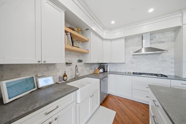 1532 W Oakdale Avenue, Chicago, IL 60657