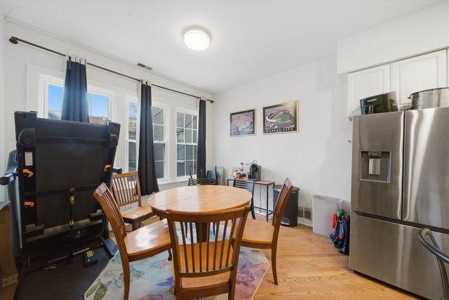 1532 W Oakdale Avenue, Chicago, IL 60657