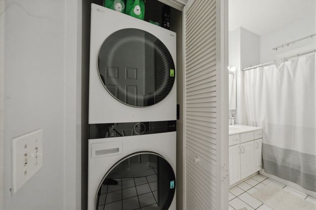 1532 W Oakdale Avenue, Chicago, IL 60657