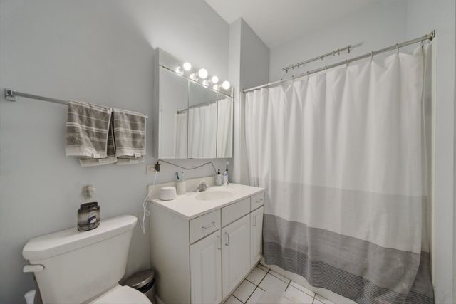 1532 W Oakdale Avenue, Chicago, IL 60657