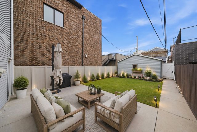 1532 W Oakdale Avenue, Chicago, IL 60657