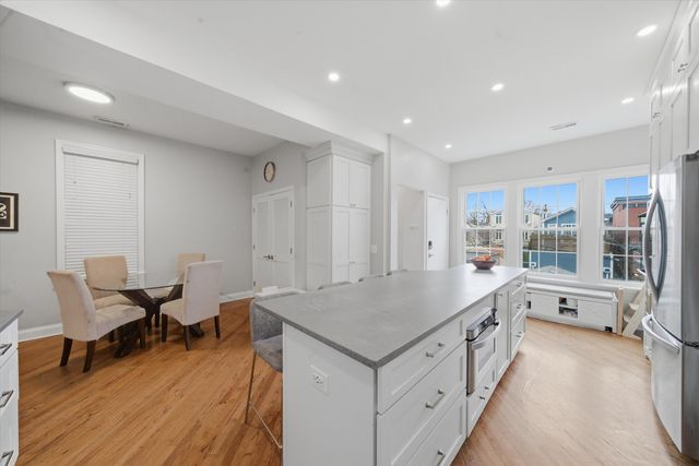 1532 W Oakdale Avenue, Chicago, IL 60657