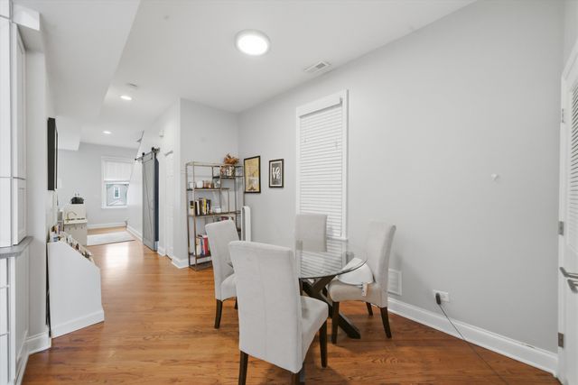 1532 W Oakdale Avenue, Chicago, IL 60657