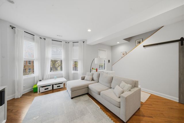 1532 W Oakdale Avenue, Chicago, IL 60657