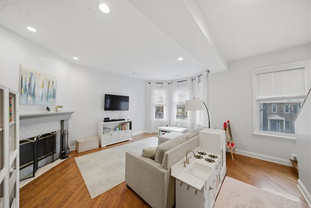 1532 W Oakdale Avenue, Chicago, IL 60657