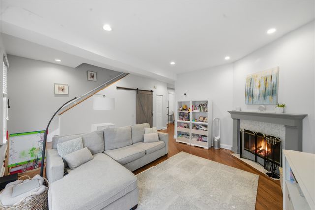 1532 W Oakdale Avenue, Chicago, IL 60657