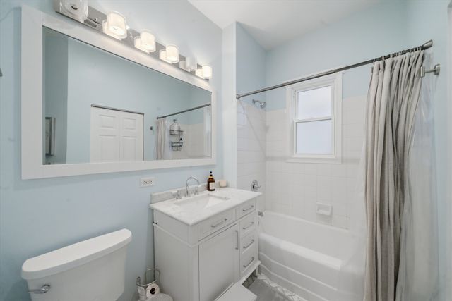 1532 W Oakdale Avenue, Chicago, IL 60657