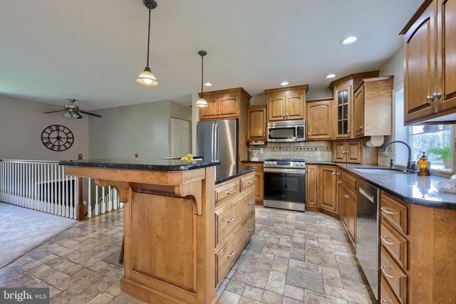 2451 CYPRESS DR, Lancaster, PA 17602