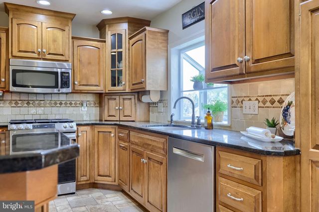 2451 CYPRESS DR, Lancaster, PA 17602