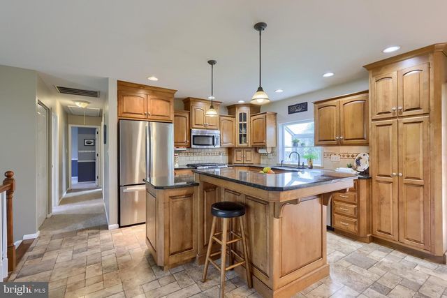 2451 CYPRESS DR, Lancaster, PA 17602