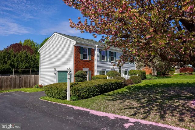 2451 CYPRESS DR, Lancaster, PA 17602