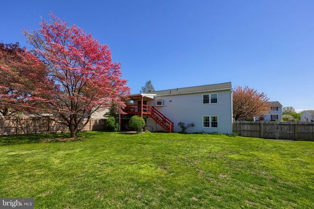 2451 CYPRESS DR, Lancaster, PA 17602