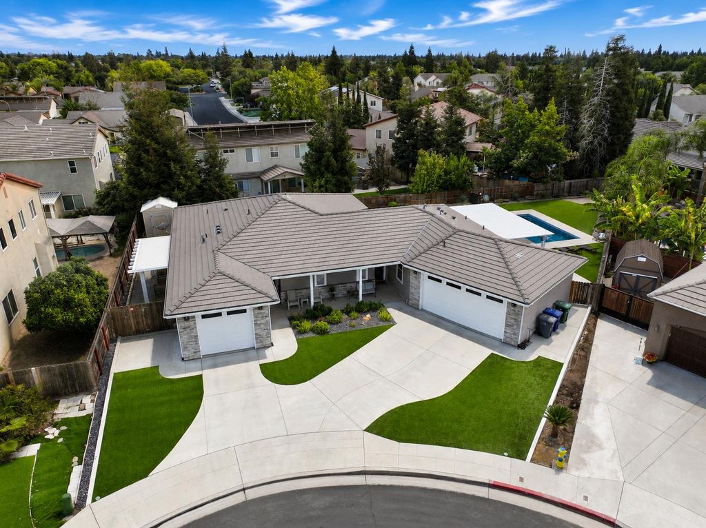Image 1 of property listing at 2826 Robinwood Avenue, Clovis, CA 93611