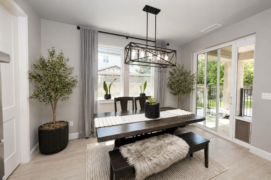 Image 16 of property listing at 2826 Robinwood Avenue, Clovis, CA 93611