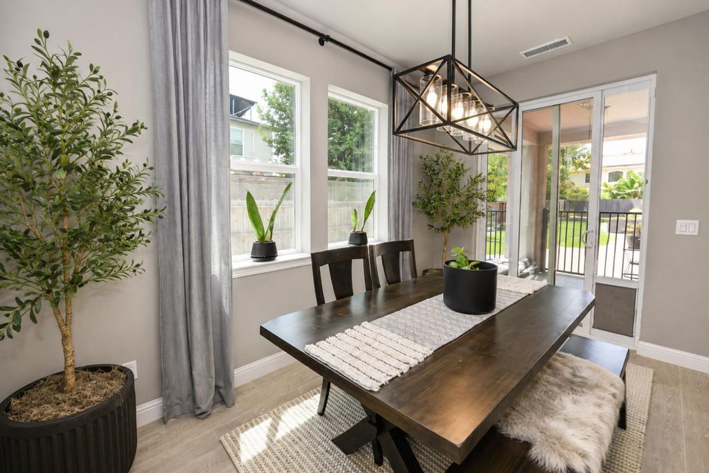 Image 17 of property listing at 2826 Robinwood Avenue, Clovis, CA 93611