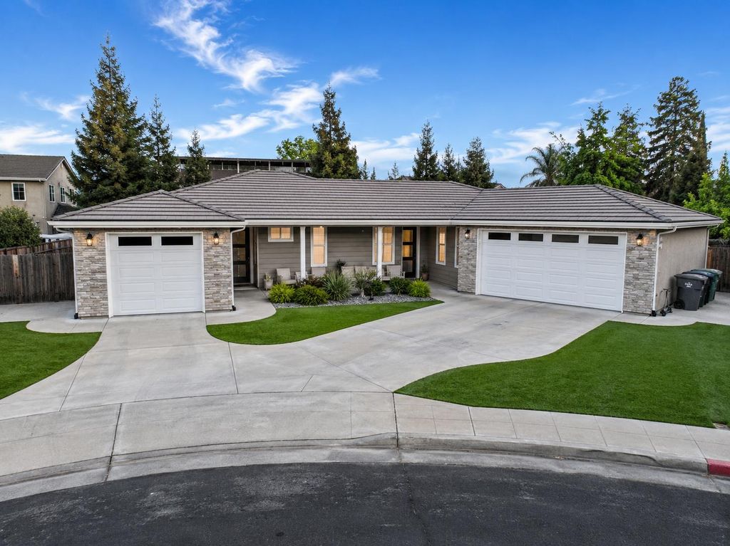Image 2 of property listing at 2826 Robinwood Avenue, Clovis, CA 93611
