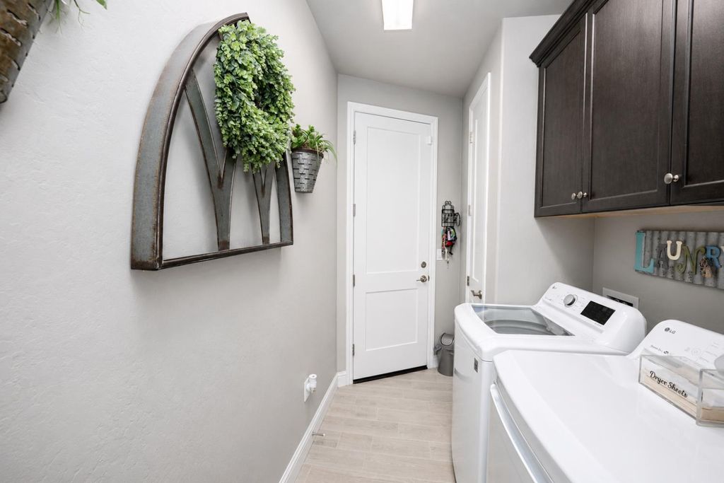 Image 25 of property listing at 2826 Robinwood Avenue, Clovis, CA 93611