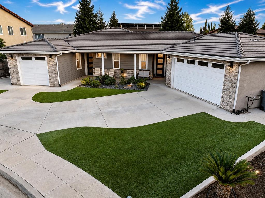 Image 3 of property listing at 2826 Robinwood Avenue, Clovis, CA 93611