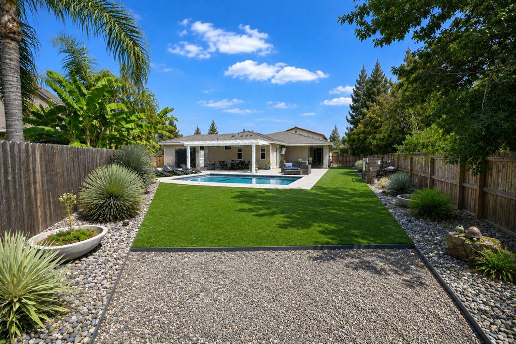 Image 35 of property listing at 2826 Robinwood Avenue, Clovis, CA 93611