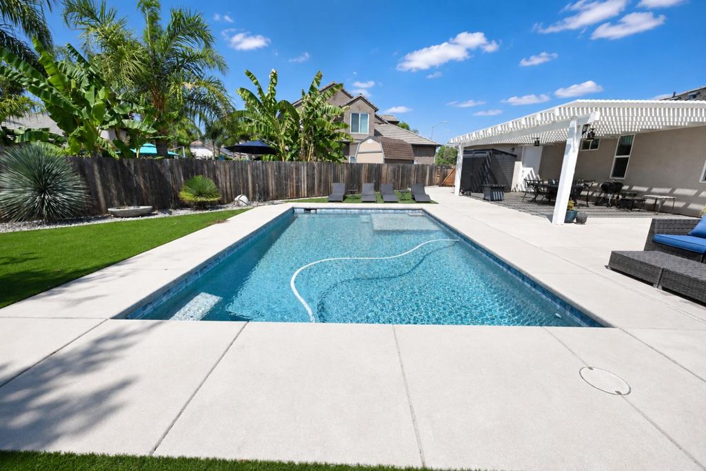 Image 36 of property listing at 2826 Robinwood Avenue, Clovis, CA 93611
