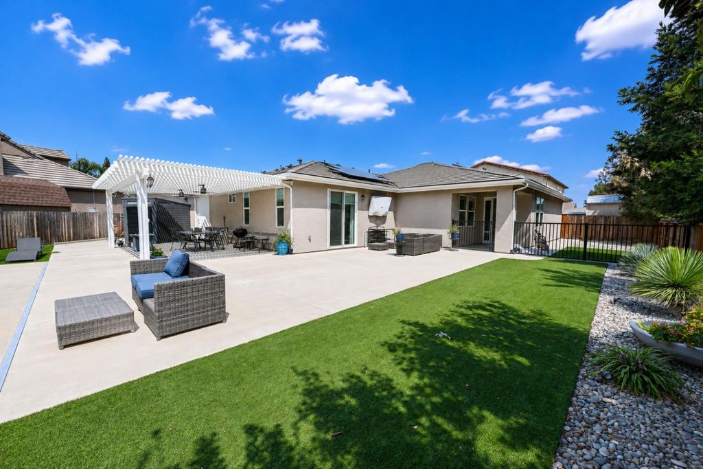 Image 37 of property listing at 2826 Robinwood Avenue, Clovis, CA 93611