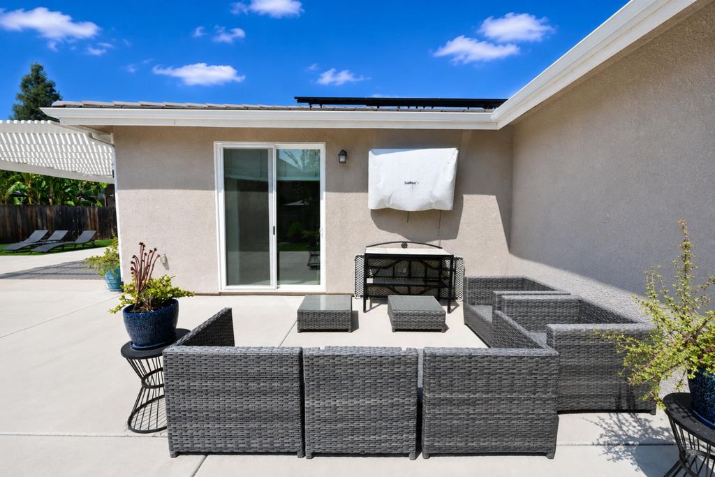 Image 38 of property listing at 2826 Robinwood Avenue, Clovis, CA 93611