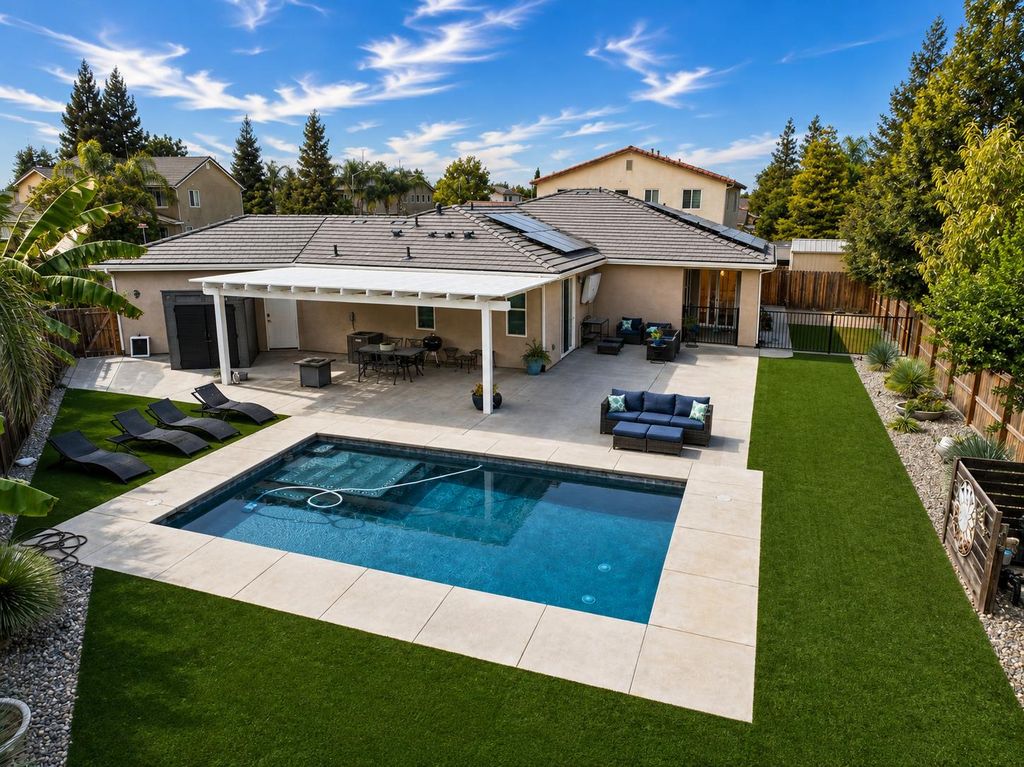 Image 39 of property listing at 2826 Robinwood Avenue, Clovis, CA 93611