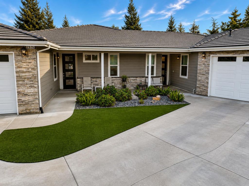 Image 4 of property listing at 2826 Robinwood Avenue, Clovis, CA 93611