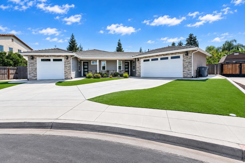 Image 41 of property listing at 2826 Robinwood Avenue, Clovis, CA 93611