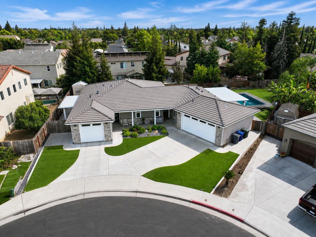 Image 42 of property listing at 2826 Robinwood Avenue, Clovis, CA 93611