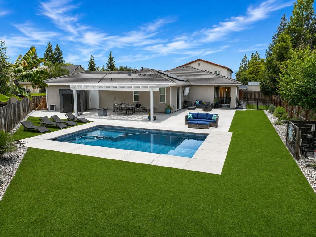 Image 5 of property listing at 2826 Robinwood Avenue, Clovis, CA 93611