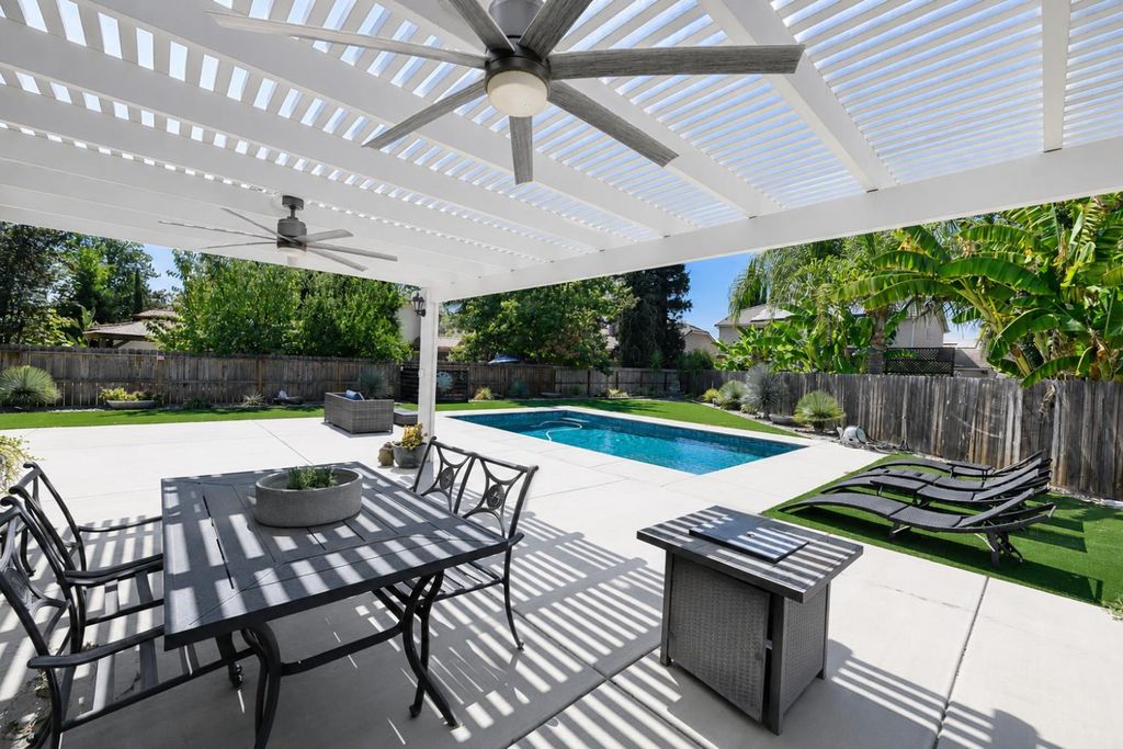 Image 6 of property listing at 2826 Robinwood Avenue, Clovis, CA 93611