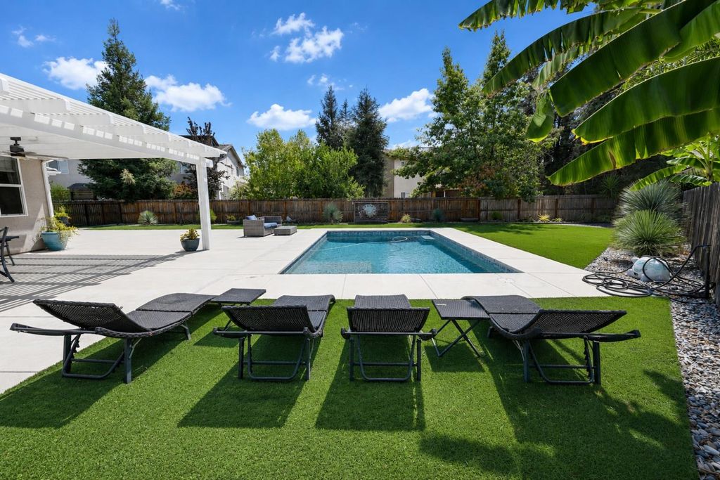 Image 7 of property listing at 2826 Robinwood Avenue, Clovis, CA 93611