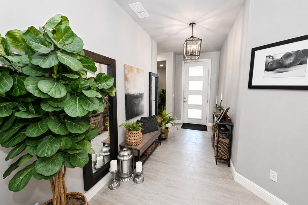Image 9 of property listing at 2826 Robinwood Avenue, Clovis, CA 93611