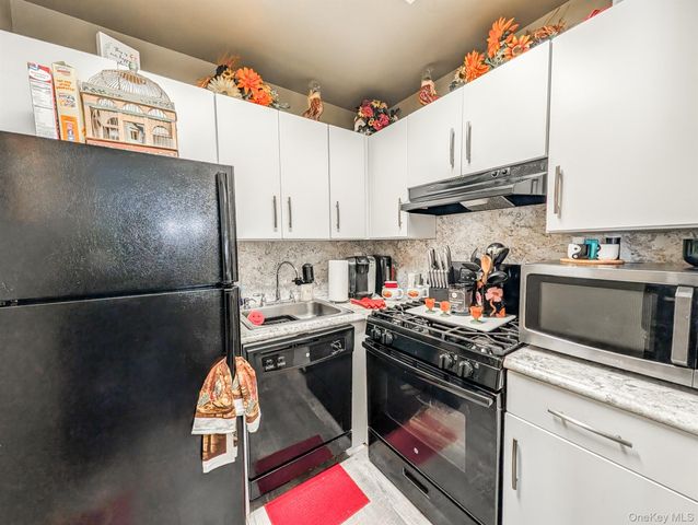 11 Sierra Court 11, Coram, NY 11727