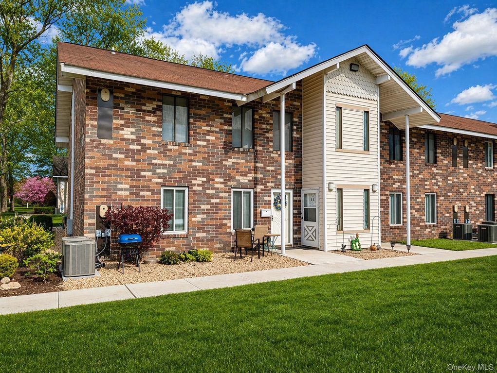 11 Sierra Court 11, Coram, NY 11727