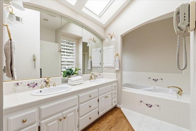 875 Shore Breeze Dr, Sacramento, CA 95831