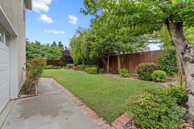 875 Shore Breeze Dr, Sacramento, CA 95831