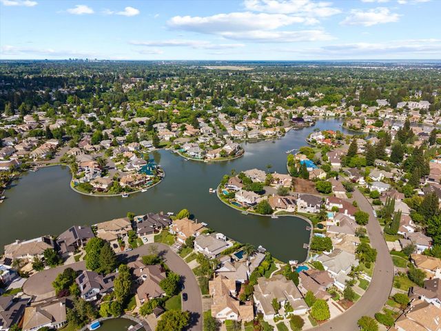 875 Shore Breeze Dr, Sacramento, CA 95831