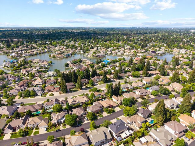 875 Shore Breeze Dr, Sacramento, CA 95831