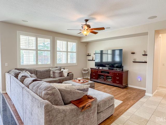6000 Tandil Way, Bakersfield, CA 93306