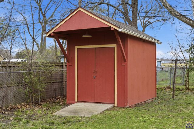 1917 NW West ST, Topeka, KS 66608