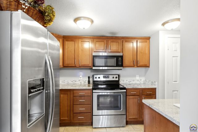 1917 NW West ST, Topeka, KS 66608