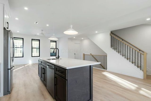 585 E Walnut Street, Columbus, OH 43215