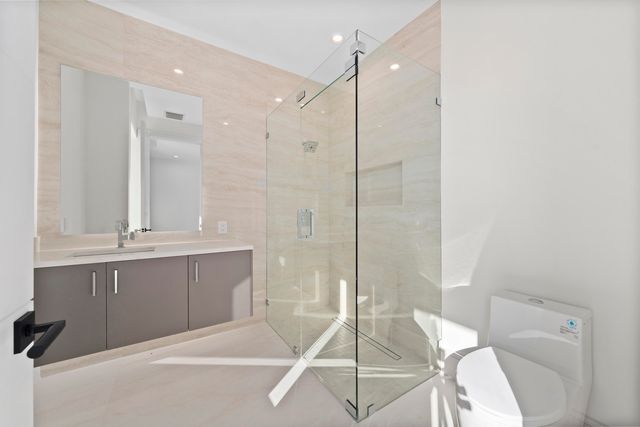 2880 NE 9th Street, Pompano Beach, FL 33062