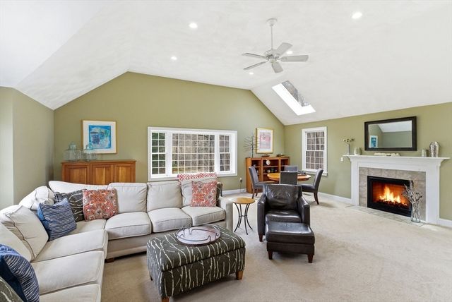 1 Selfridge Rd, Bedford, MA 01730