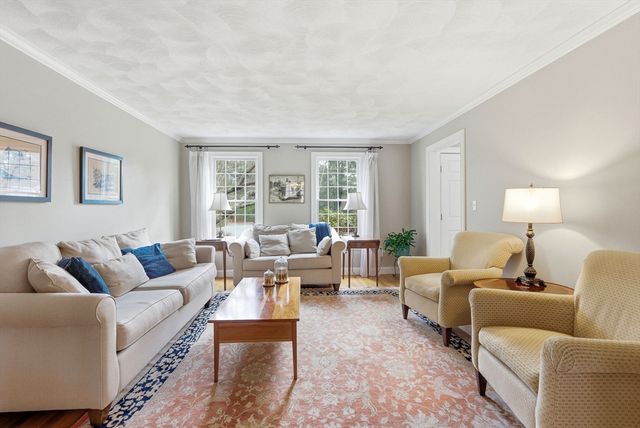 1 Selfridge Rd, Bedford, MA 01730