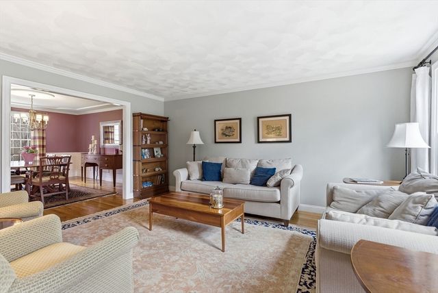 1 Selfridge Rd, Bedford, MA 01730