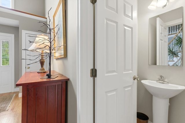 1 Selfridge Rd, Bedford, MA 01730