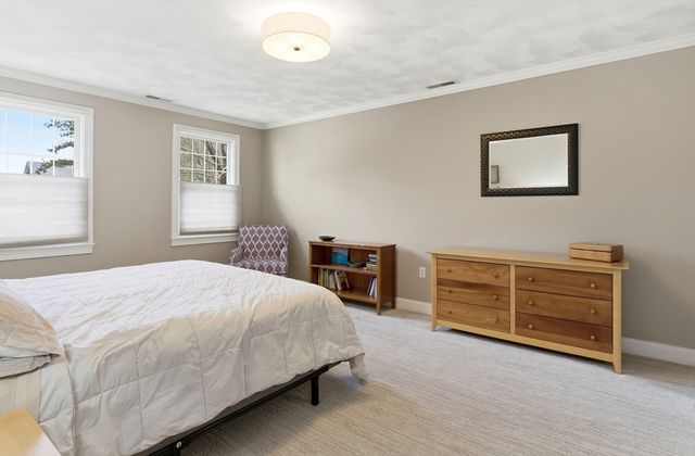 1 Selfridge Rd, Bedford, MA 01730